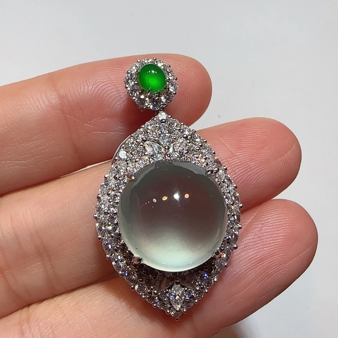 翡翠18K金镶嵌颈饰蛋面吊坠