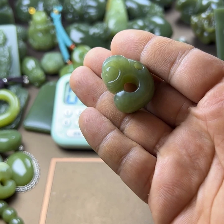 皮***了岫岩老玉（透闪石质玉）未镶嵌挂件