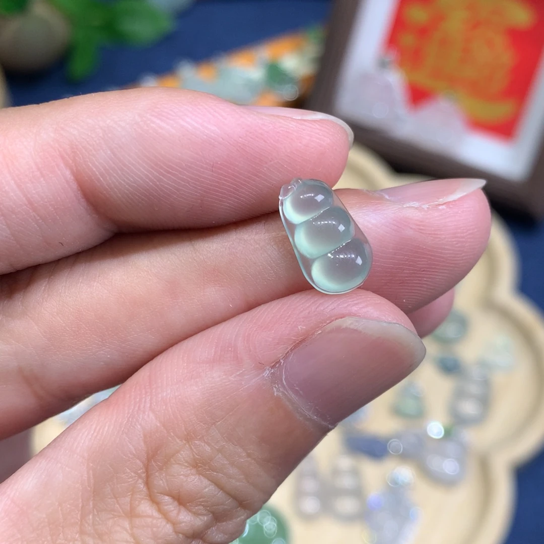 翡翠未镶嵌颈饰豆子