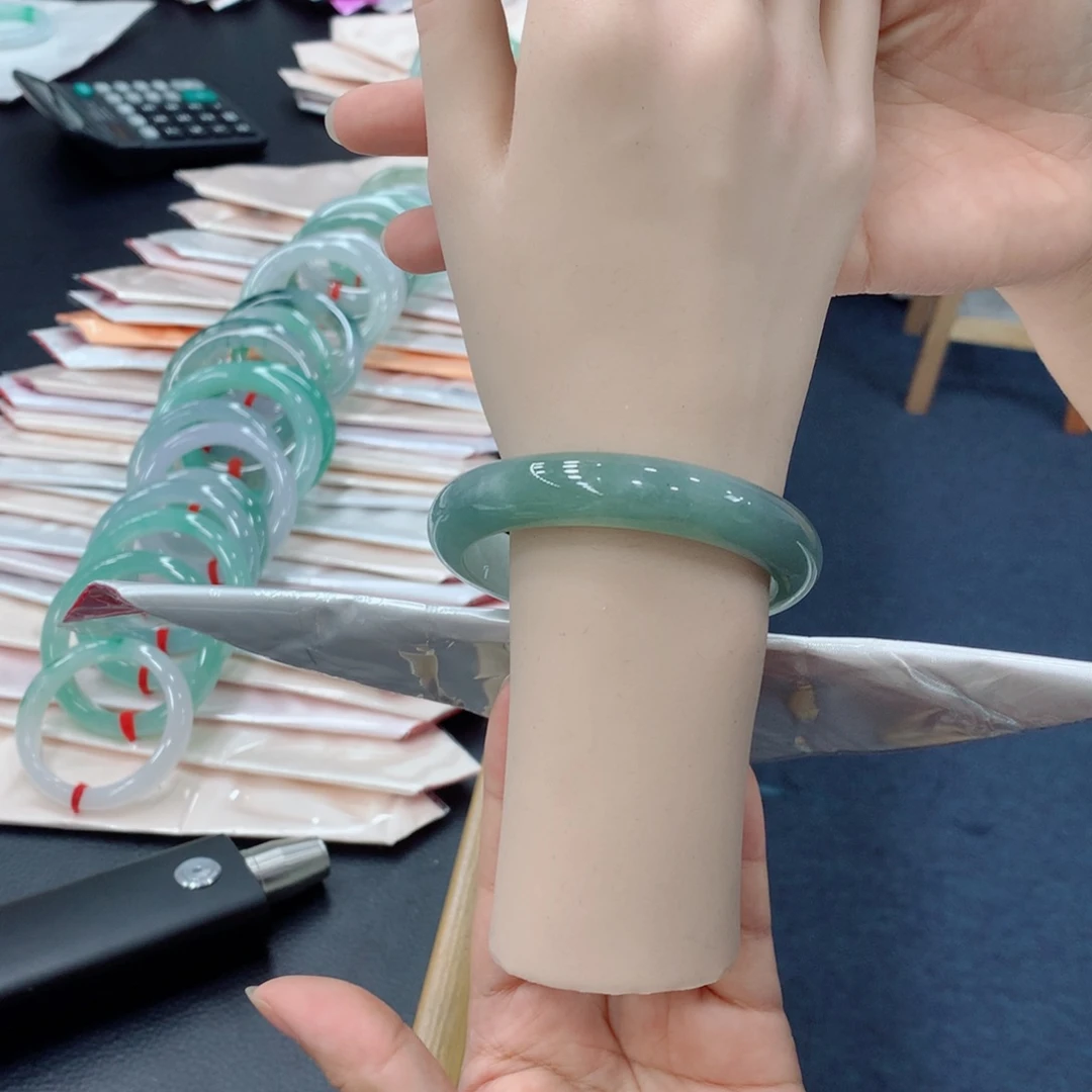 狐***狸翡翠未镶嵌手镯48小时