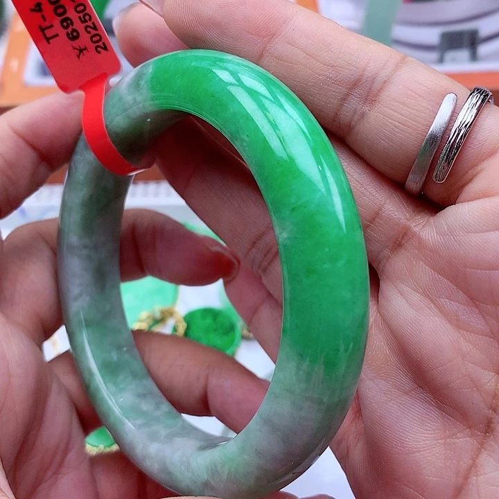 翡翠手镯未镶嵌翡翠