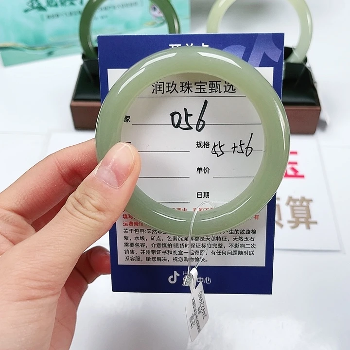 和田玉手镯未镶嵌?****?