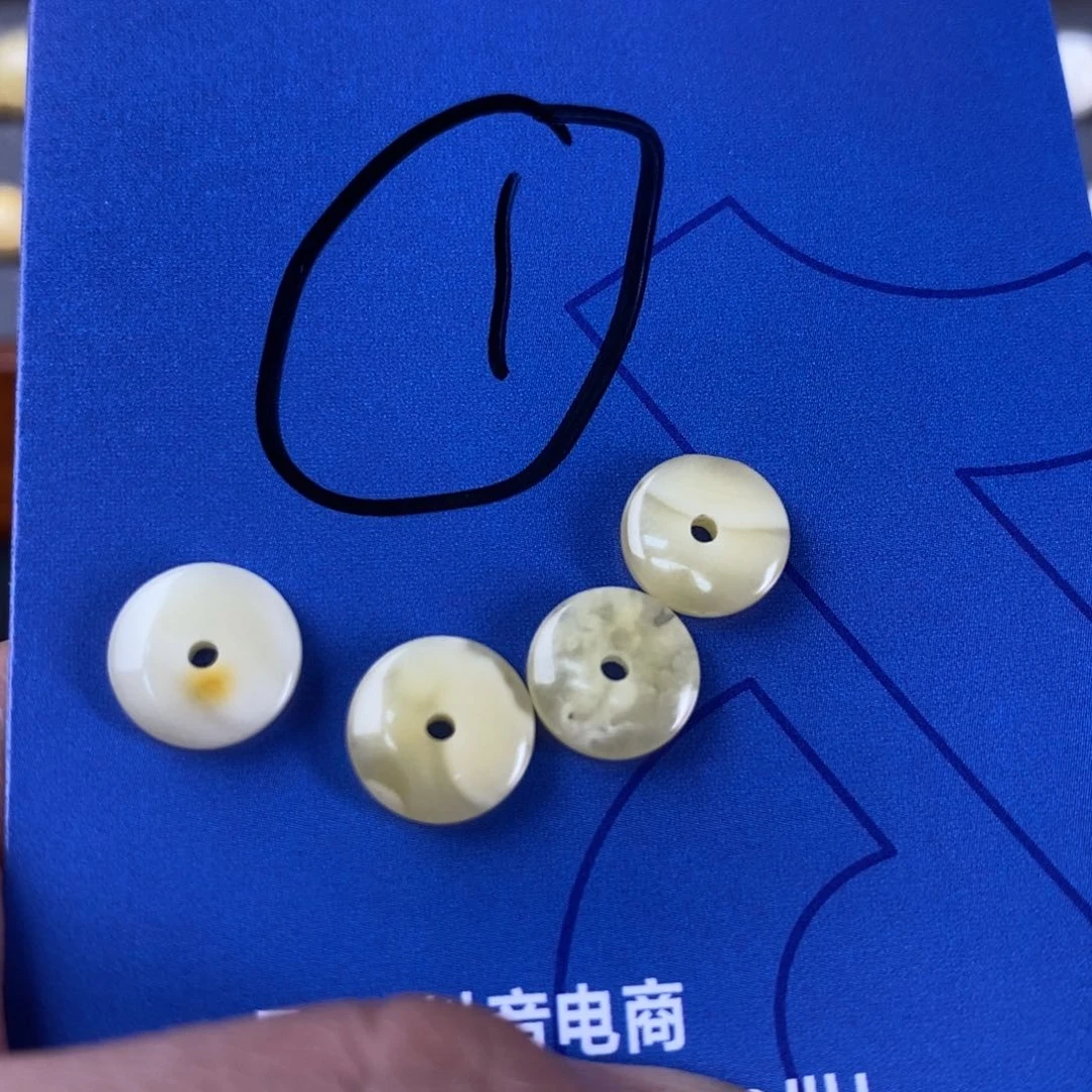 蜜蜡裸石未镶嵌山*蜜蜡