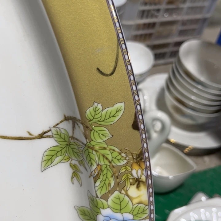 骨瓷琴瑟和鸣鱼盘一个瑕疵明显