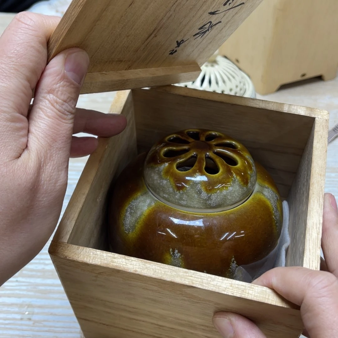 瓷片L**敬密密麻麻地排列着一个大