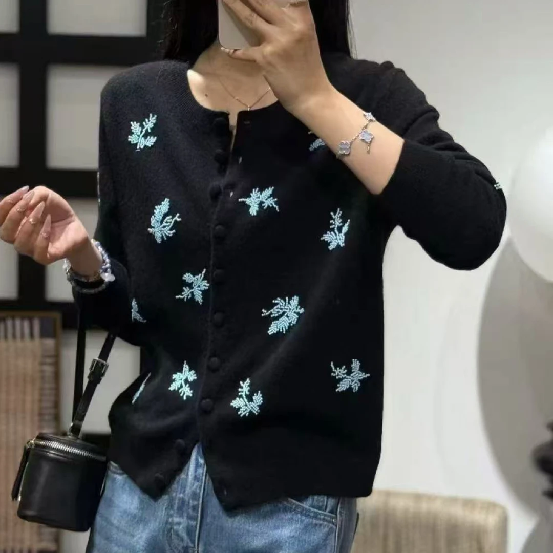 针织刺绣开衫款厚款圆领长袖保暖镂空毛针织衫常规款