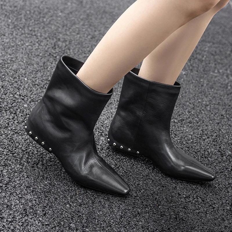 2025秋冬新款黑色真皮短靴女休闲平底内增高时尚气质百搭时装靴子