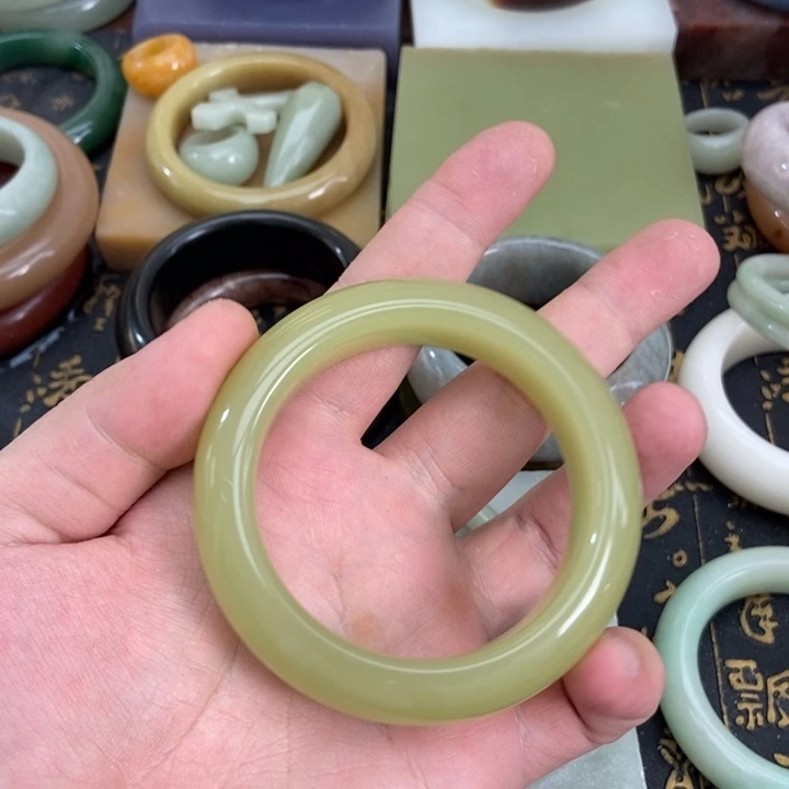 娜***乐石英质玉未镶嵌手镯