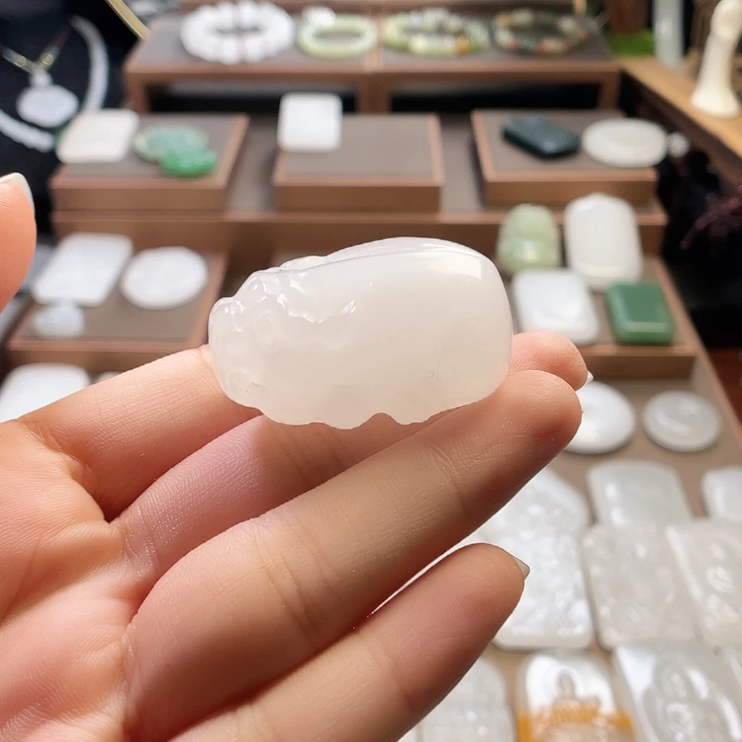 ****颈饰未镶嵌石英质玉（金丝玉）