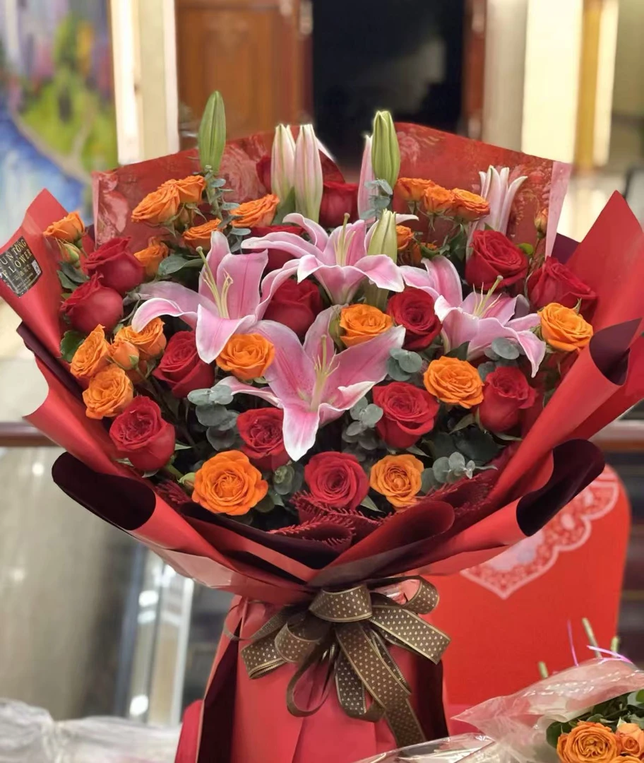 女神节鲜花福利:红玫瑰+香槟+香水百合+橙芭比+洋甘菊+尤加利