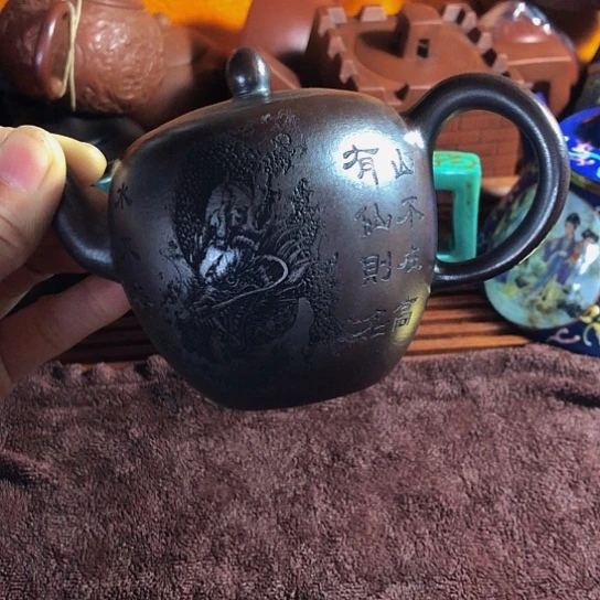 紫砂茶壶原矿泥料手工制作的紫砂壶。