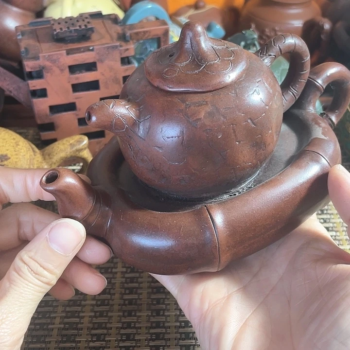 紫砂茶壶原矿泥料手工制作紫砂壶。