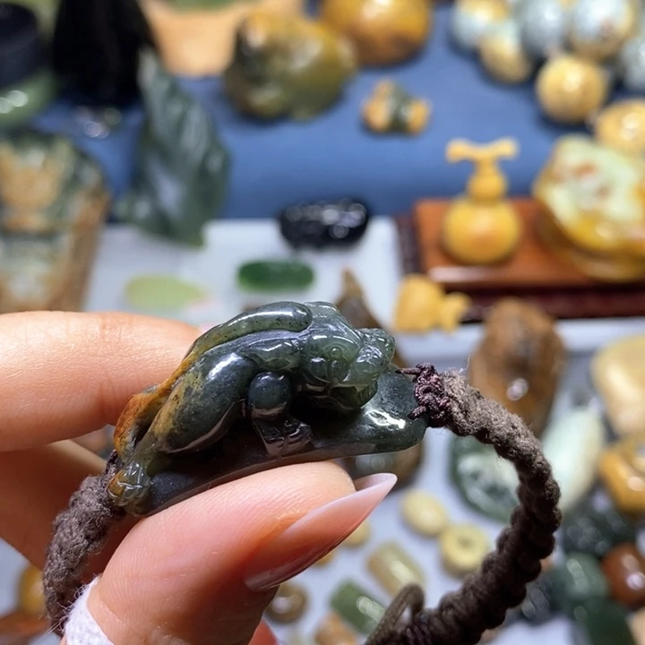 岫岩河磨玉（透闪石质玉）未镶嵌挂件貔貅手排