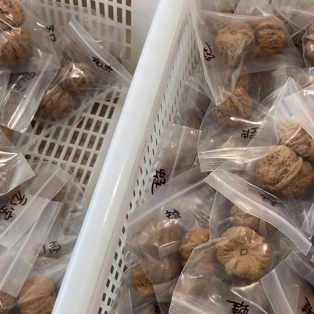 文玩核桃吊坠元宝青蛙有瑕疵