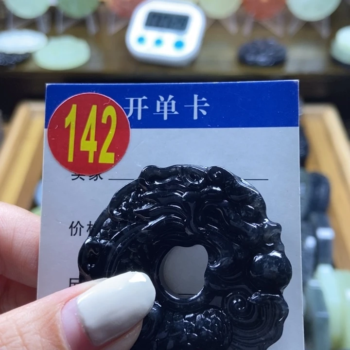 蛇纹石玉挂件未镶嵌小**?