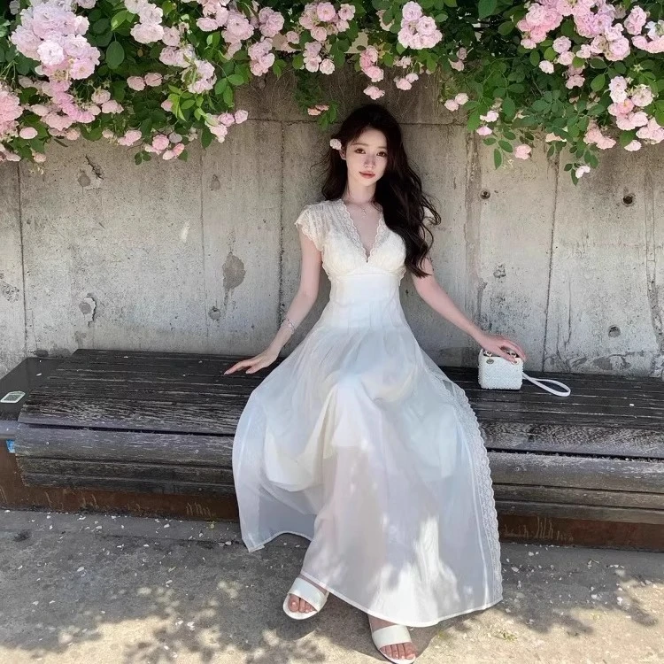 法式白色蕾丝绣花V领宽肩带连衣裙女夏季海边度假甜美收腰长裙子