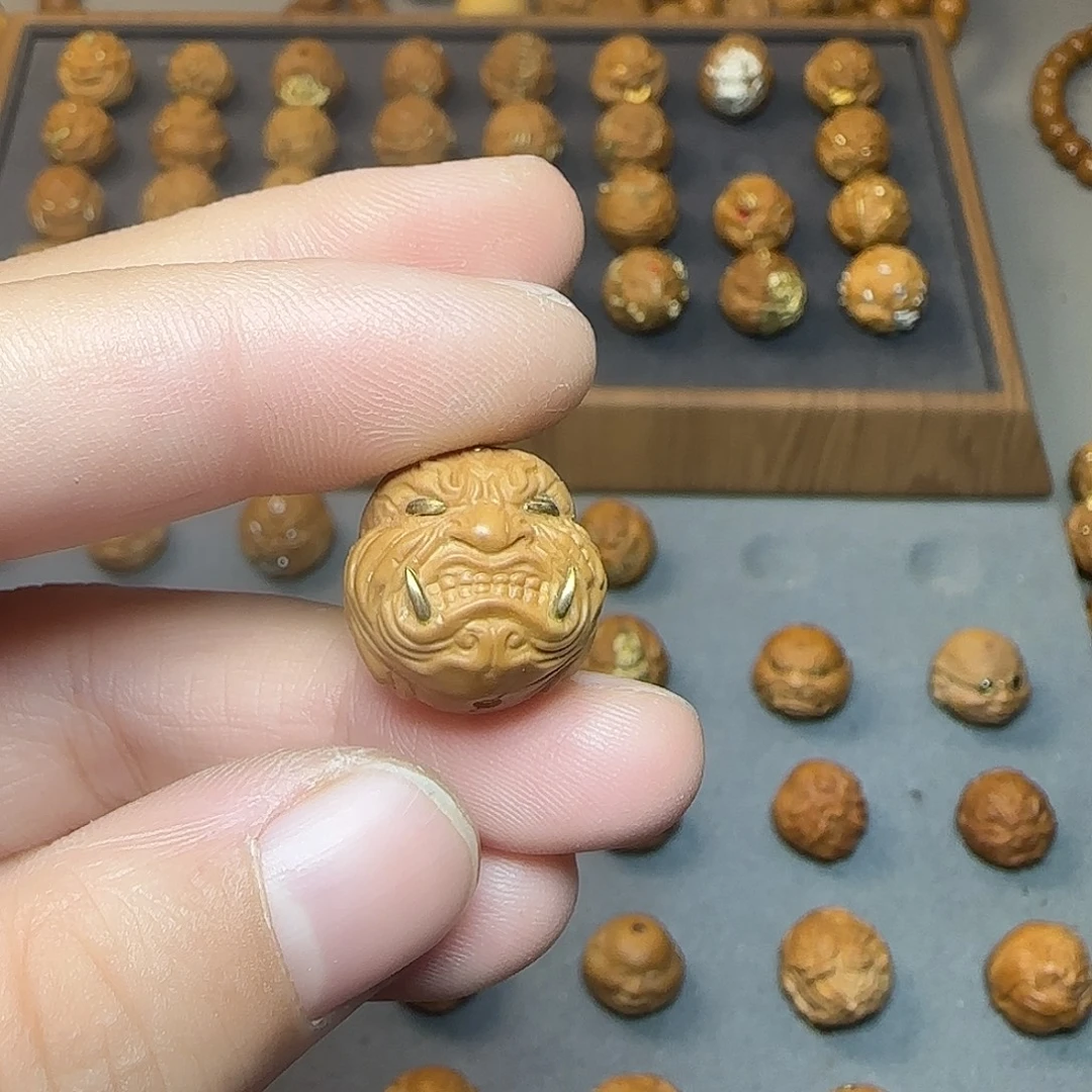 陆***果吊坠猴头核桃三眼獠牙