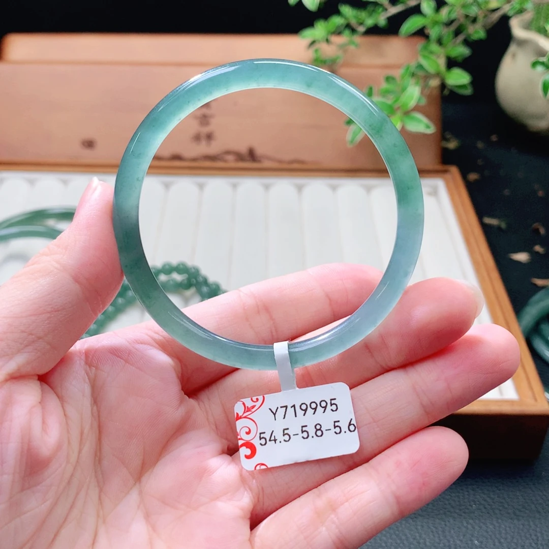 翡翠未镶嵌手镯（圆镯）