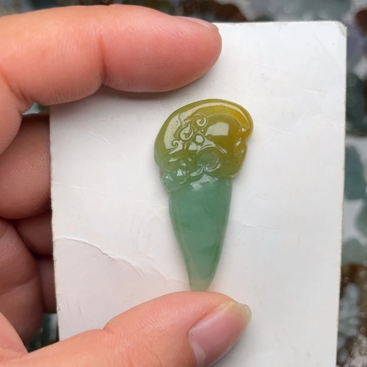 翡翠未镶嵌颈饰龙牙