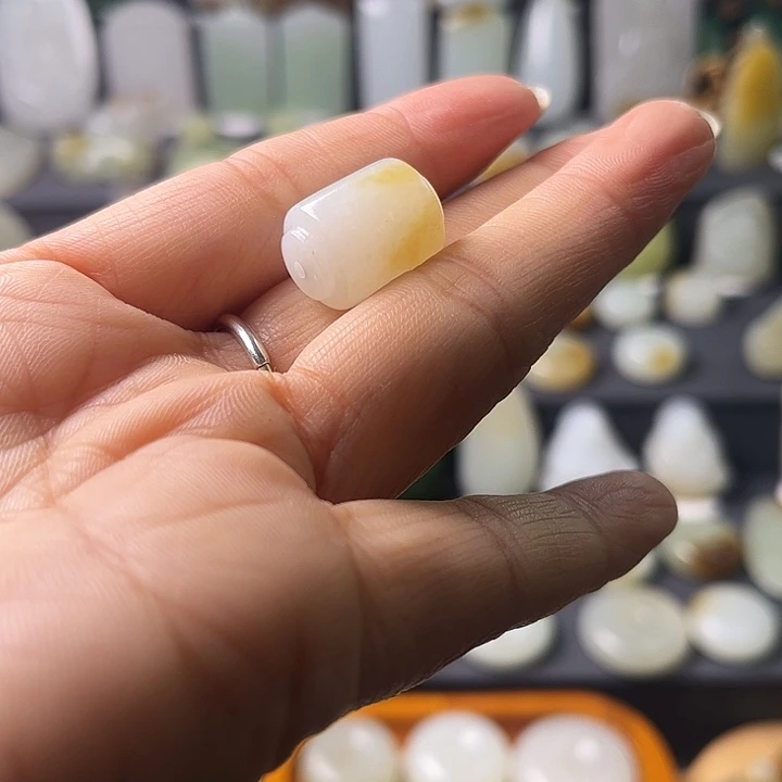 尔***东和田玉（糖玉）未镶嵌车挂