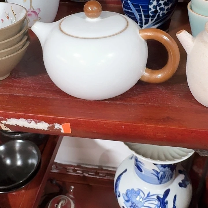 主人杯一个，瓷。品茗