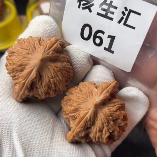 文玩核桃吊坠虎头45
