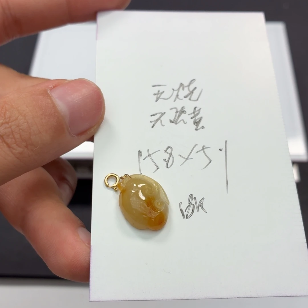 颈饰18K金镶嵌翡翠如意