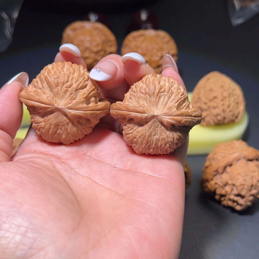 文玩核桃吊坠白狮子42