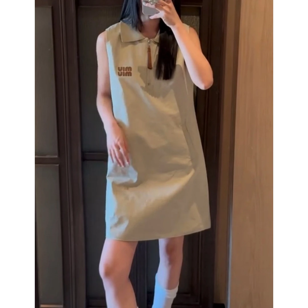 景倩妮韩系减龄浅卡其色连衣裙2025年夏季新款显瘦宽松无袖连衣裙