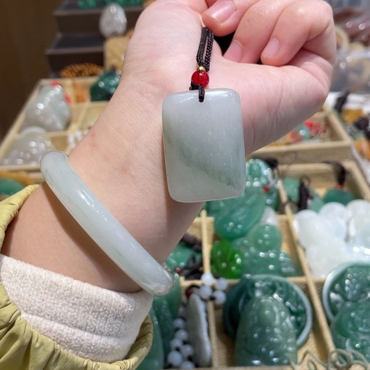 石英质玉未镶嵌颈饰