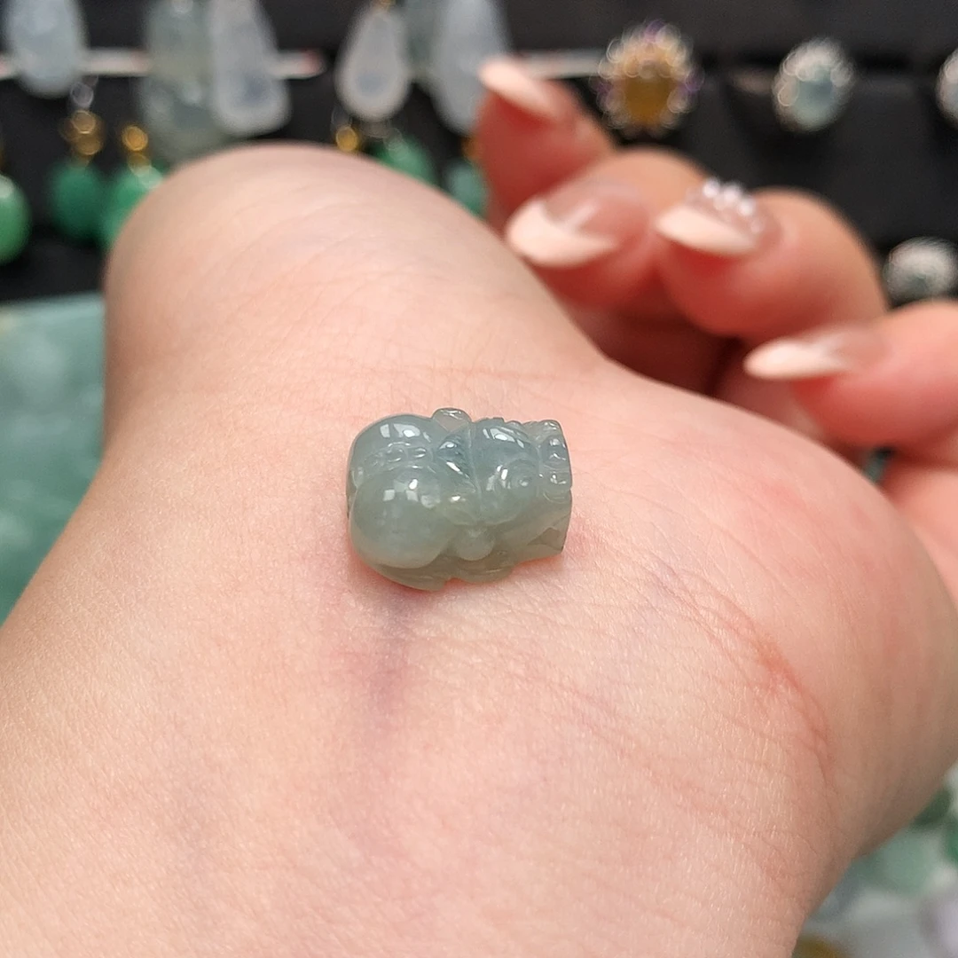 翡翠未镶嵌颈饰貔貅