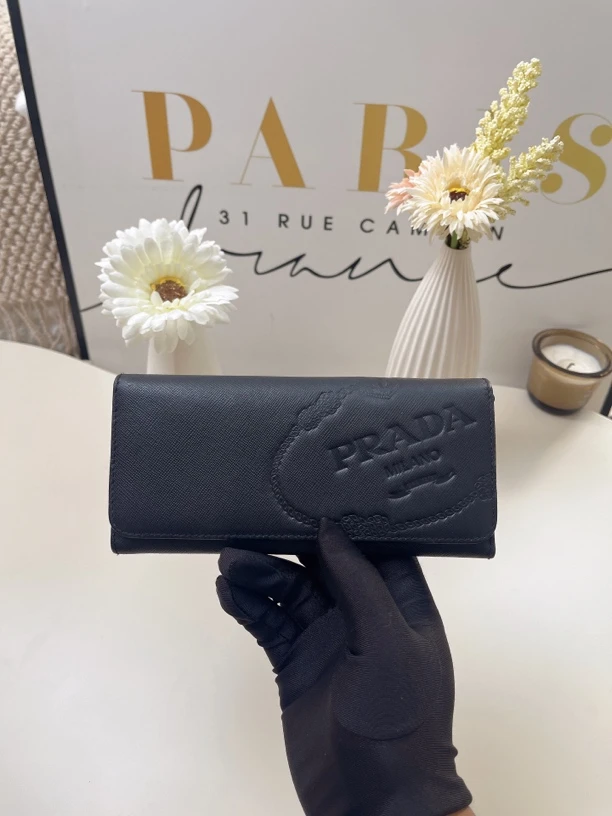 95新 Prada/普拉达 98新prada black黑色十字纹长款钱包82146985