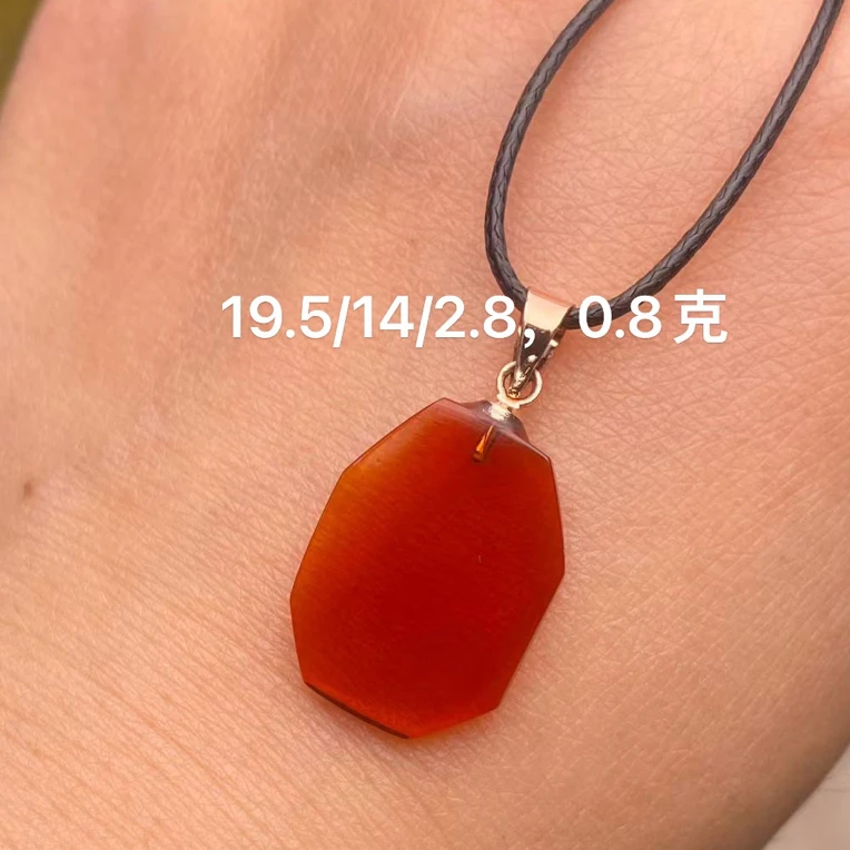 血珀小吊坠，颜色好，干净，形好，19.5/14/2.8，0.8克，S925银镶嵌