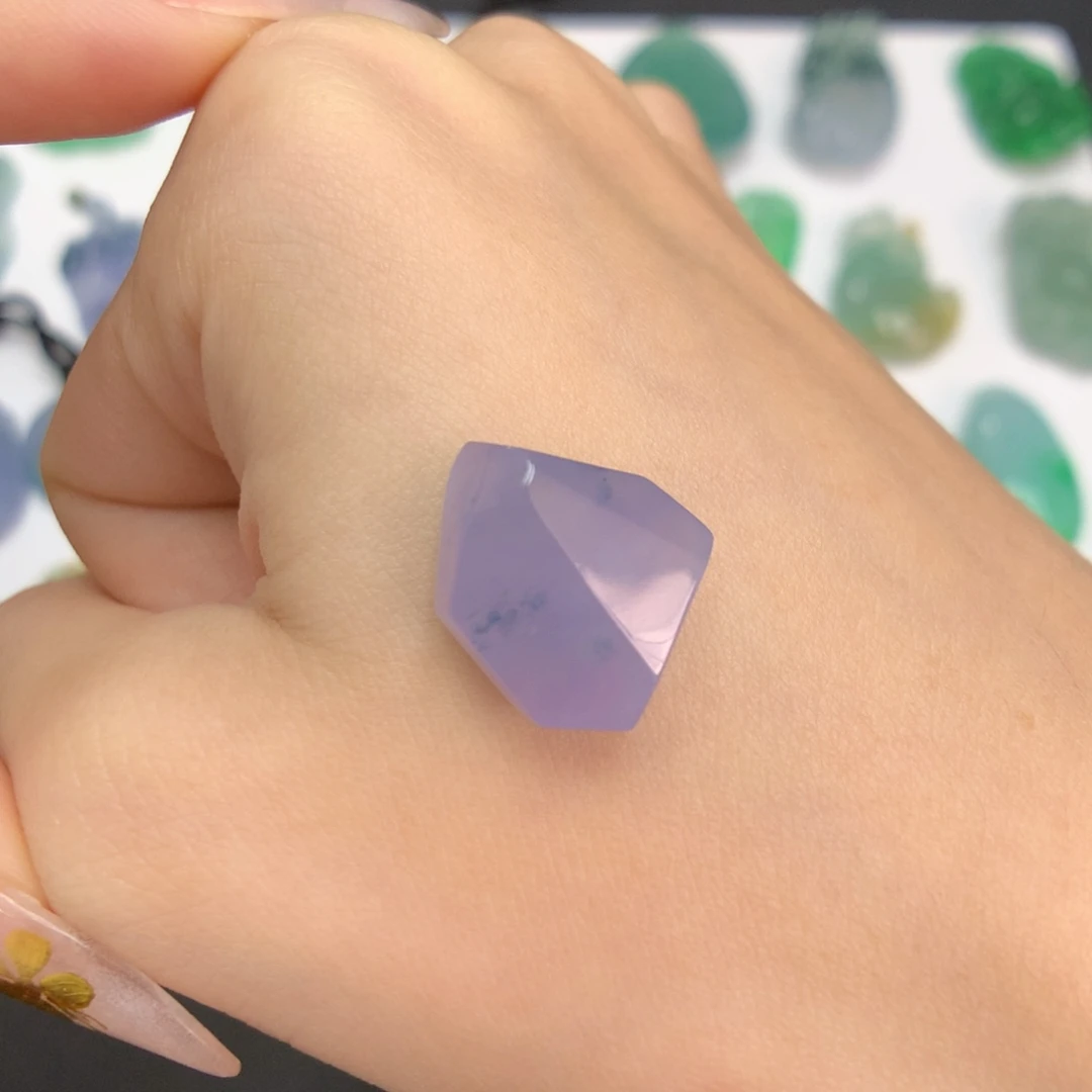 翡翠未镶嵌颈饰随形