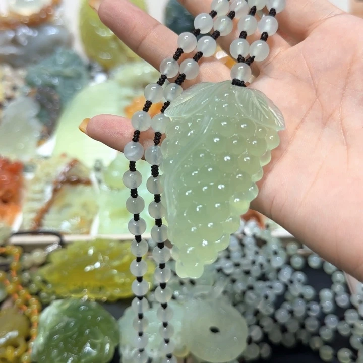 未镶嵌蛇纹石玉吊坠