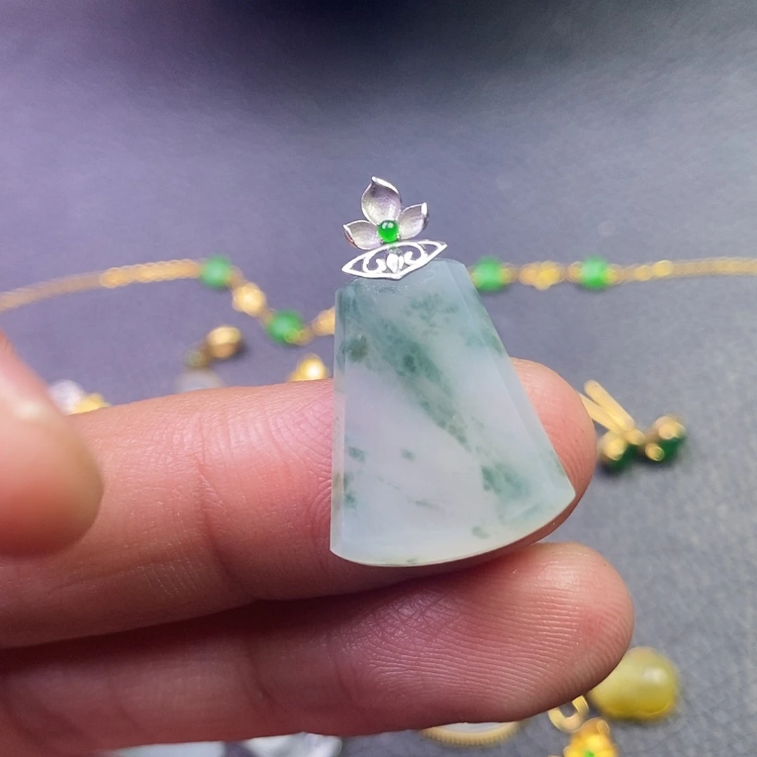 颈饰18K金镶嵌翡翠