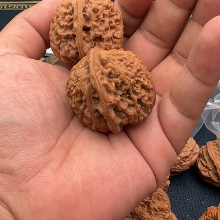 刘***硕文玩核桃吊坠牡丹纹424