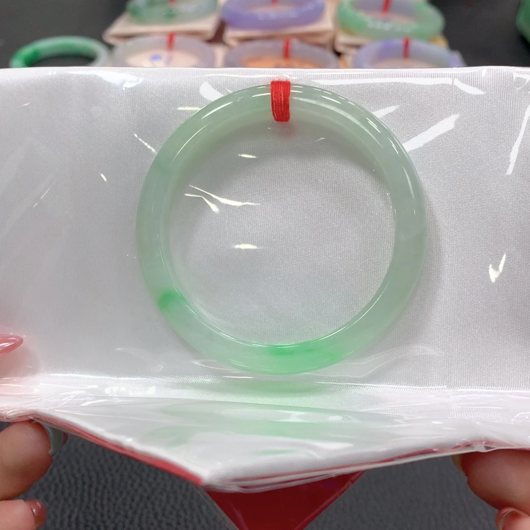 翡翠手镯未镶嵌翡翠