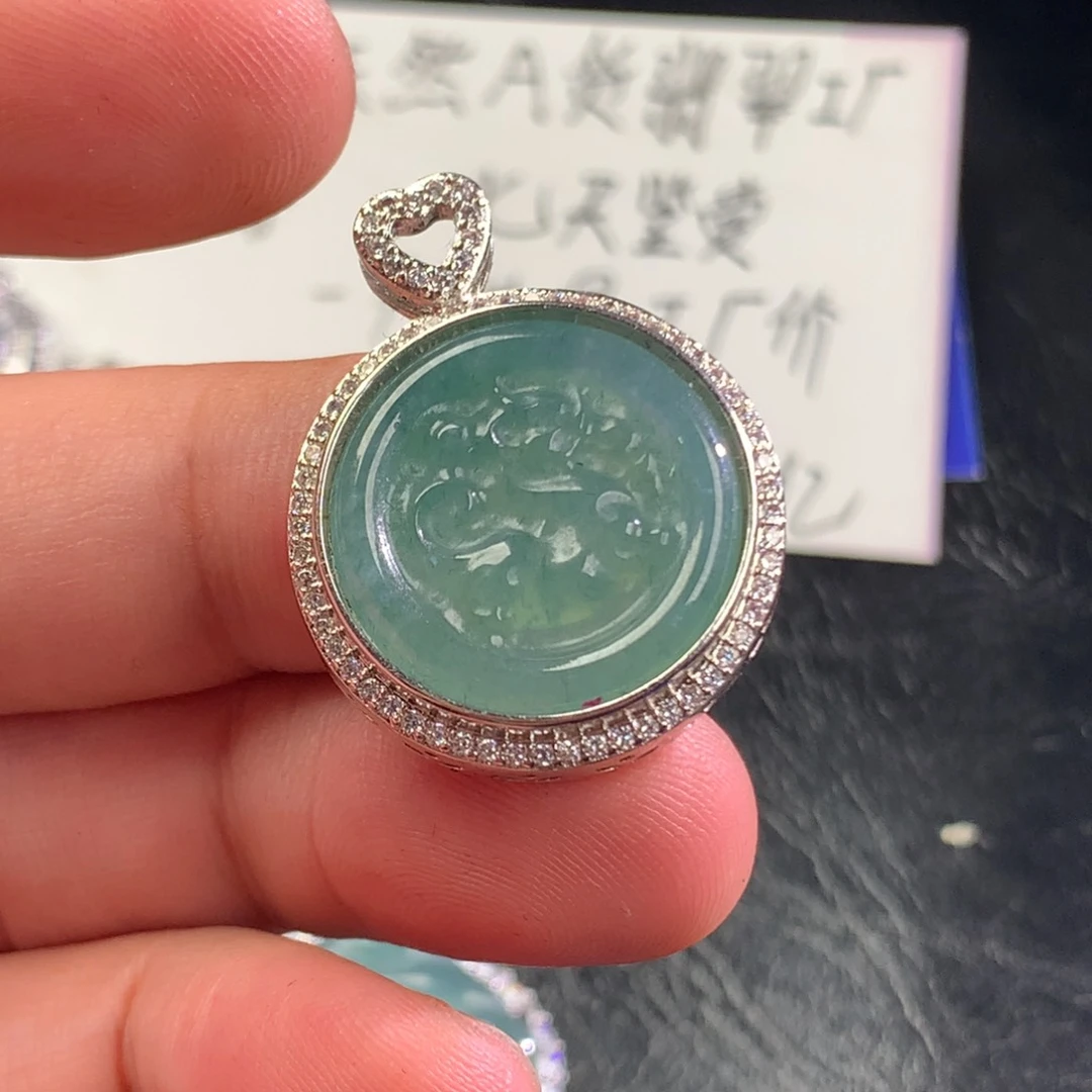 翡翠未镶嵌颈饰麒麟