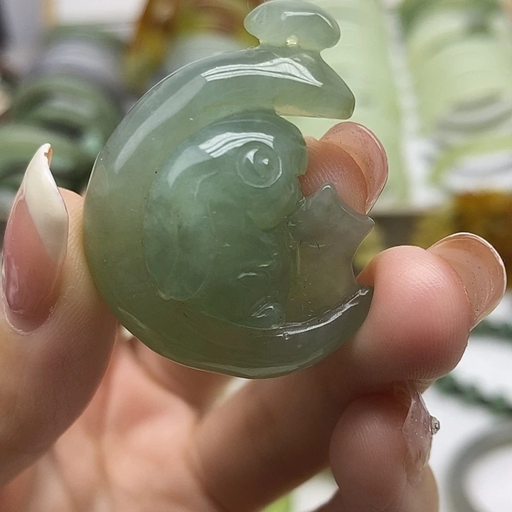 岫玉未镶嵌颈饰小兔子