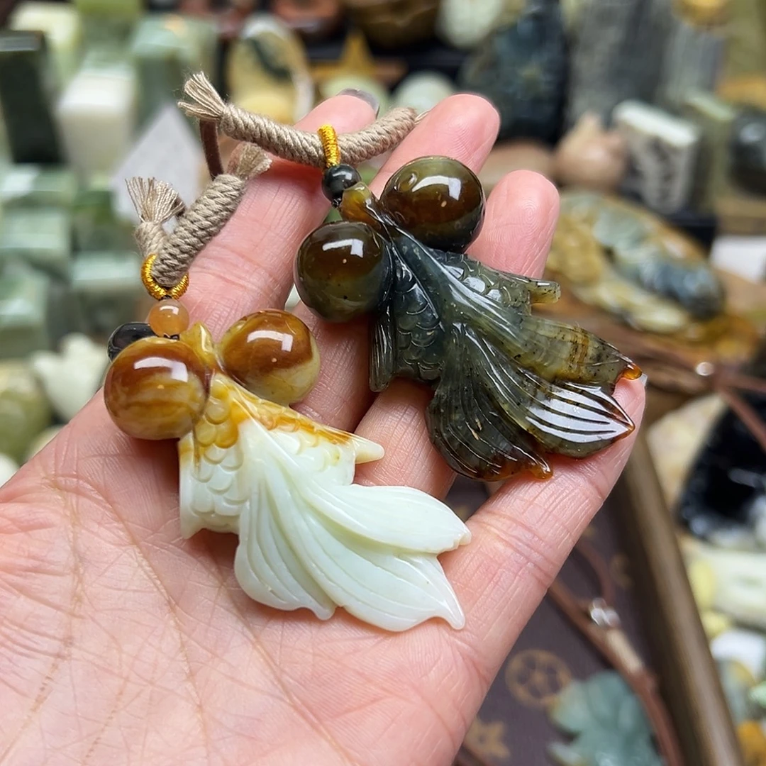 时***间岫玉未镶嵌颈饰花玉金鱼两个