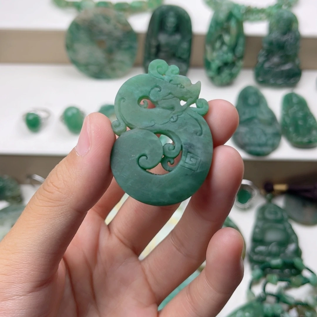 岁***忘未镶嵌独山玉挂件