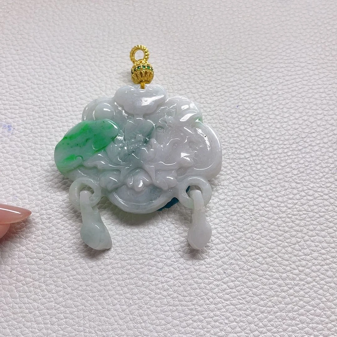 翡翠未镶嵌颈饰白底青荷花锁