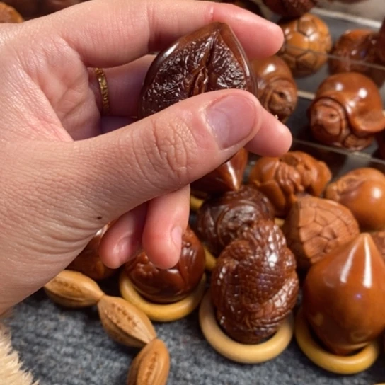 橄榄核吊坠玉华蝴蝶