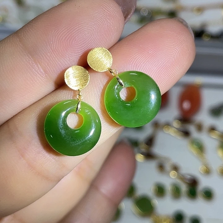 18K金镶嵌和田玉（碧玉）耳饰