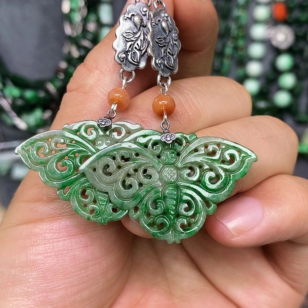 未镶嵌翡翠耳饰漂亮美眉