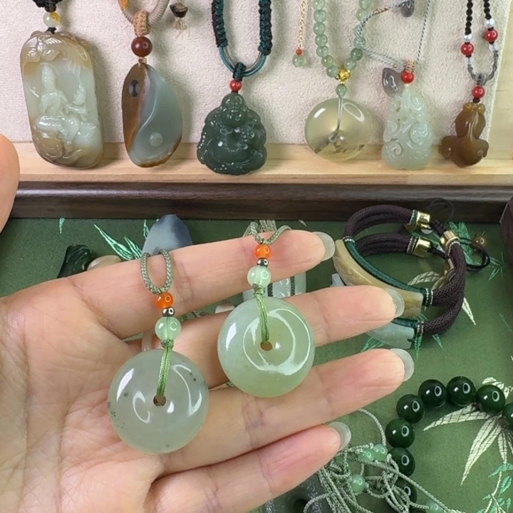 透闪石质玉未镶嵌颈饰