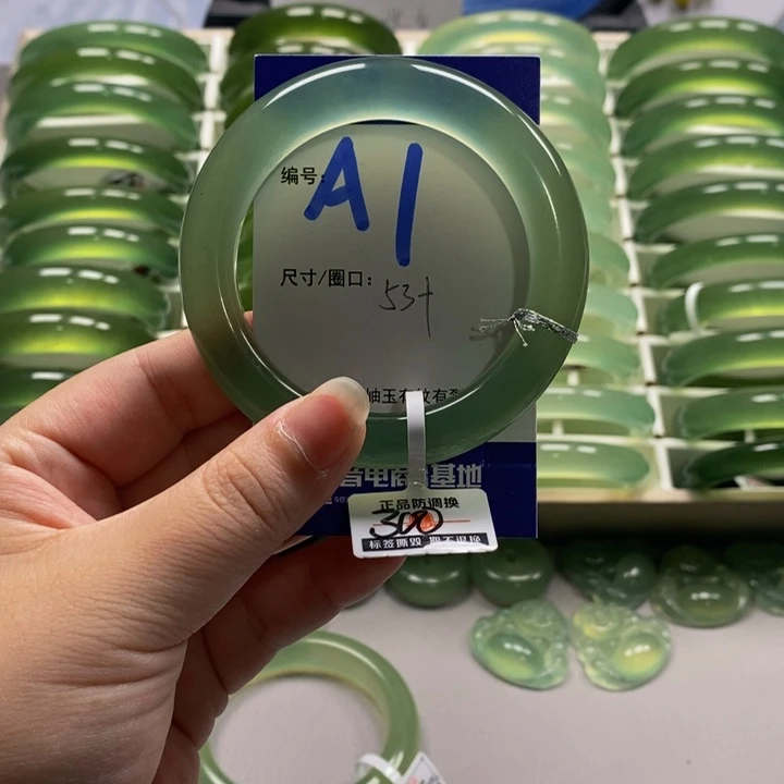 啊***蝶未镶嵌蛇纹石玉手镯