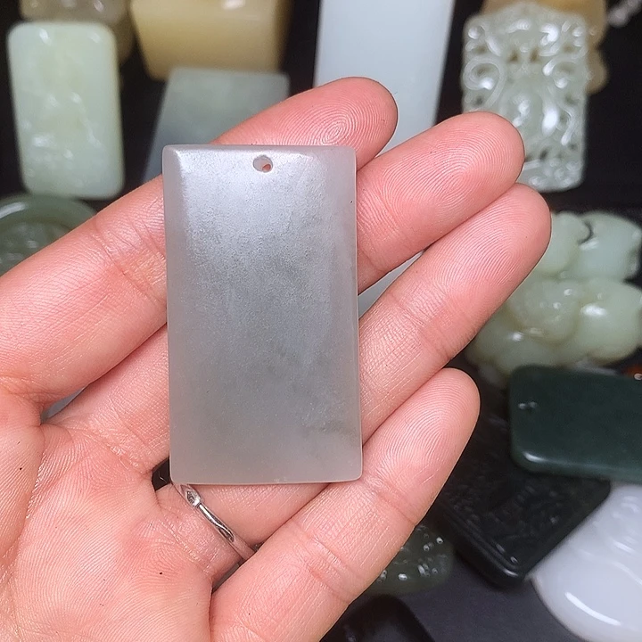 行***空和田玉未镶嵌颈饰