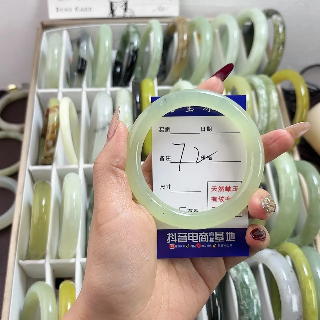 蛇纹石玉手镯未镶嵌大**?